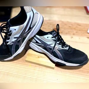 - ASICS upcourt Volleyball shoes 9.5 women